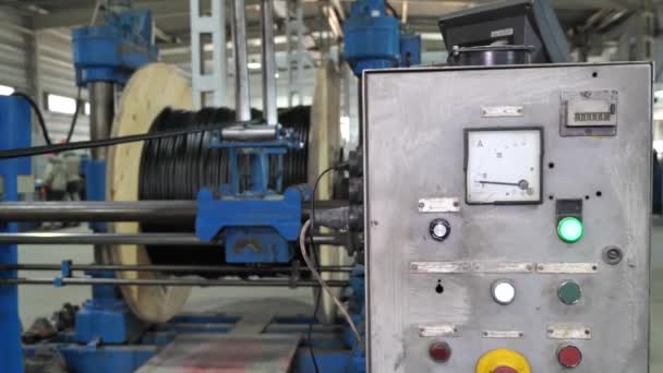 Кабельное производство на кабельном заводе — стоковое видео