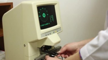 Göz doktoruyla göz muayenesi.