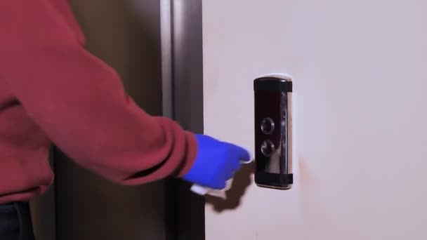 장갑낀 남자가 엘리베이터 호출 버튼을 누른다 — 비디오