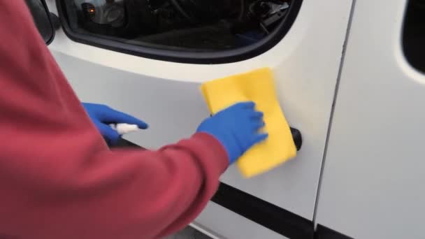 Un hombre con guantes abre la puerta de un coche — Vídeo de stock