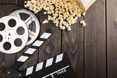 Popcorn und Filmklappbrett