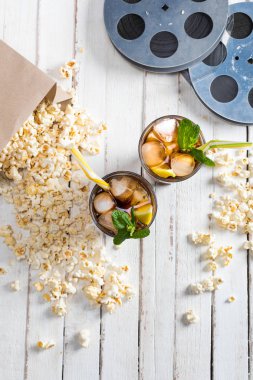Buzlu çay ve film makaraları ile patlamış mısır