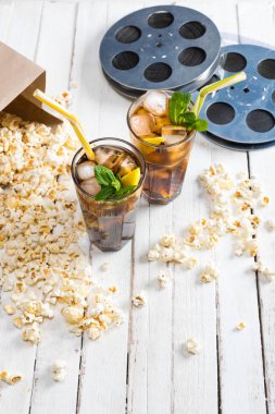 Buzlu çay ve film makaraları ile patlamış mısır 