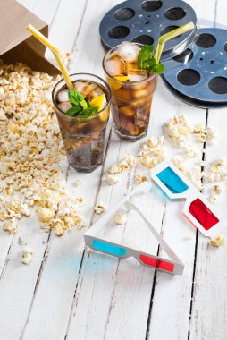 Buzlu çay ve film makaraları ile patlamış mısır   