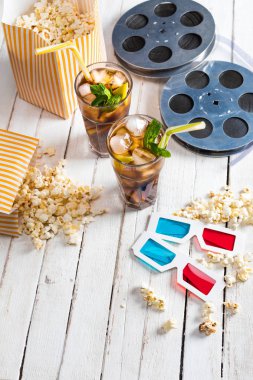 Buzlu çay ve film makaraları ile patlamış mısır   