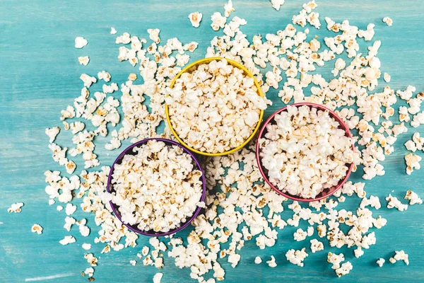 Popcorn in kommen op tafel — Stockfoto