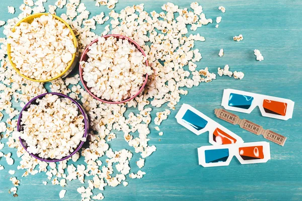 Popcorn och 3D-glasögon — Stockfoto