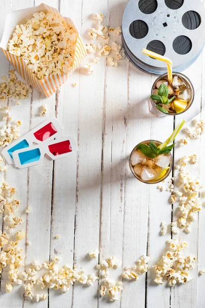 Popcorn mit Eistee und Filmrollen — Stockfoto