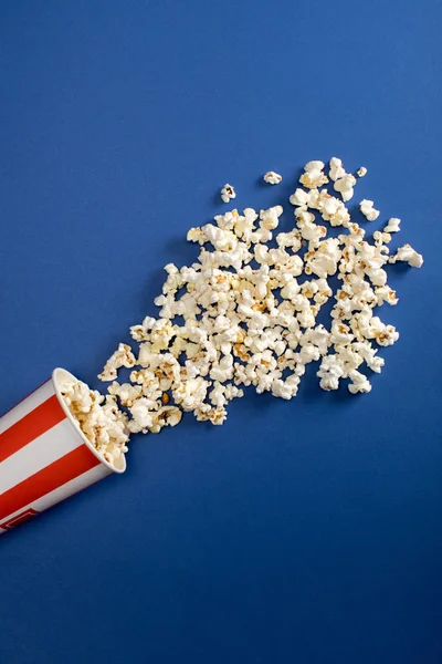 Palomitas de maíz cayendo en caja — Foto de Stock