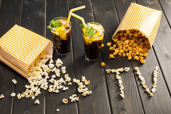 Popcorn and drinks in glasses — Stock Photo, Image