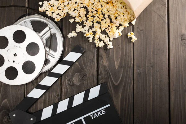 Popcorn and movie clapper board — Stock Photo, Image