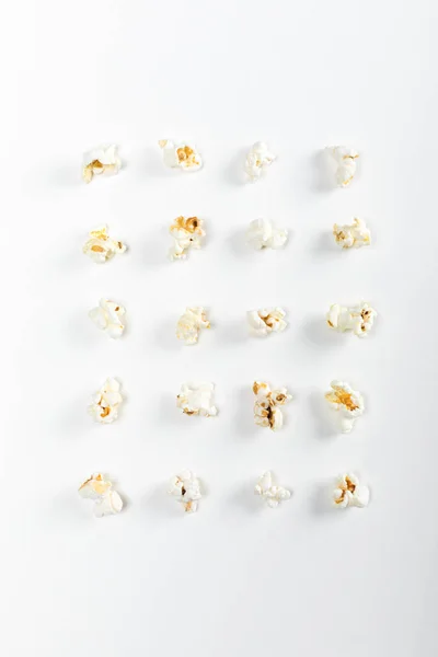 Popcorn zaden in rijen — Stockfoto