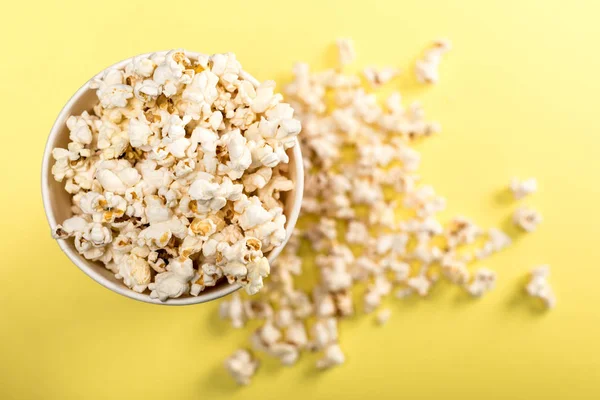 Palomitas de maíz en taza de papel — Foto de Stock