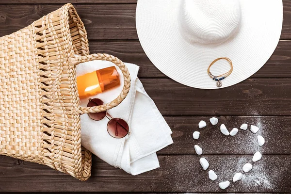 Summer beach accessories on table — Stock Photo, Image