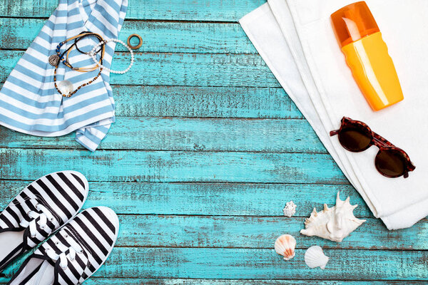 летние пляжные принадлежности на столе
 