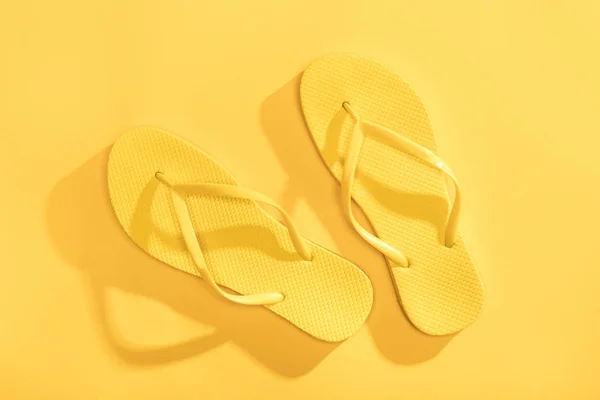 Bequeme gelbe Flip-Flops — Stockfoto