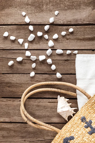 Bolsa de playa y símbolo del sol — Foto de Stock