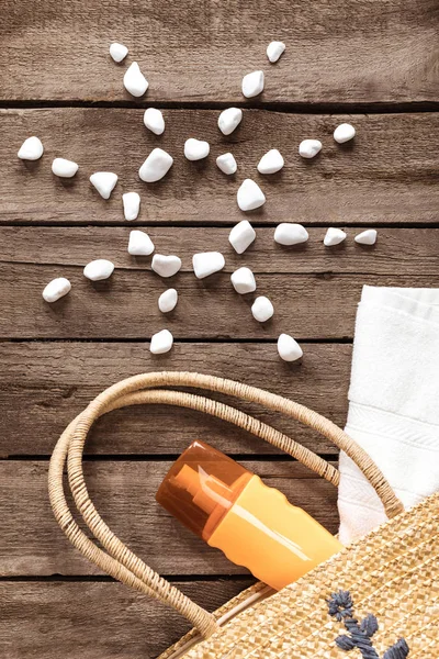 Bolsa de playa y símbolo del sol — Foto de Stock