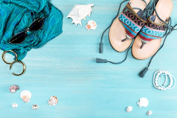 Sommer Strand Accessoires auf dem Tisch Stockbild