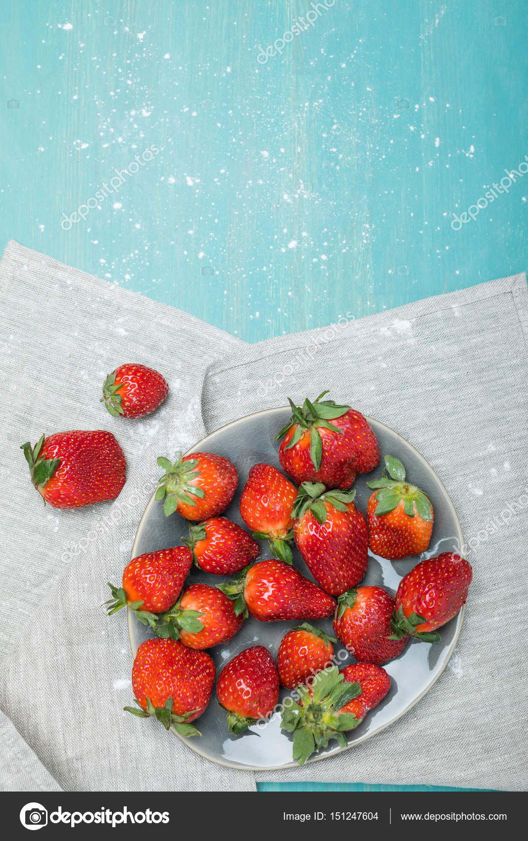 Strawberries with powdered sugar — Stock Photo © K.Klimenko 151247604