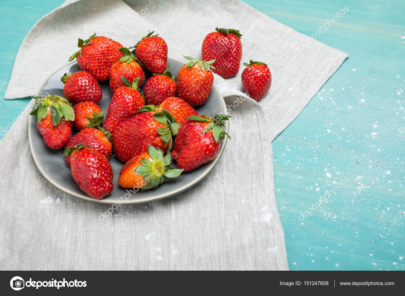 Strawberries with powdered sugar — Stock Photo © K.Klimenko 151247608