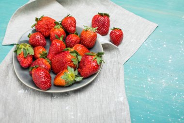 pudra şekeri ile çilek 