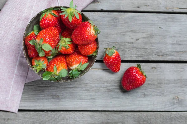 Verse rode aardbeien — Stockfoto