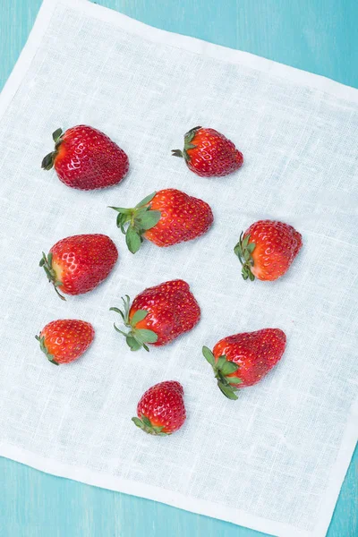 Erdbeeren auf Leinenserviette — Stockfoto