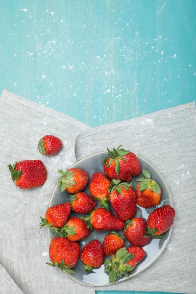 Strawberries with powdered sugar — Stock Photo, Image