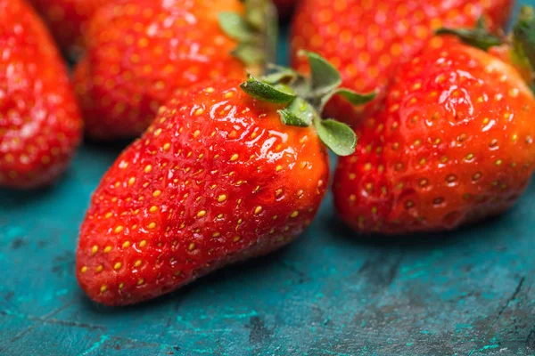 Rijpe rode aardbeien — Stockfoto