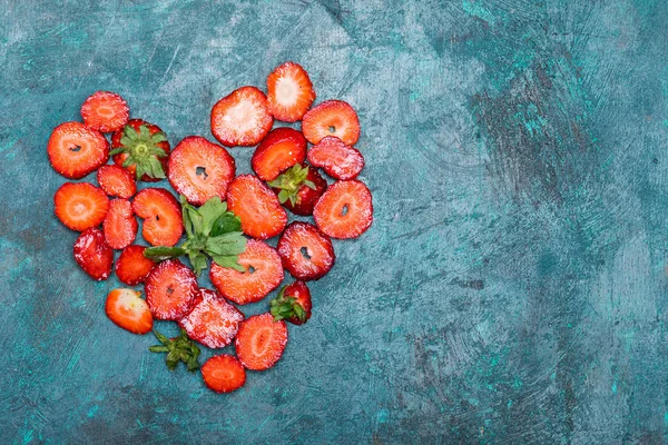 Erdbeeren in Herzform — Stockfoto