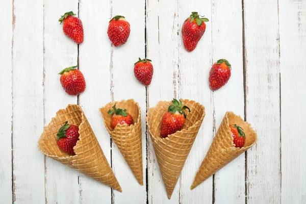 Çilek gözleme koni içinde 