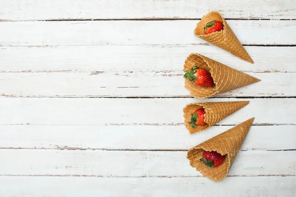 Aardbeien in wafel kegels — Stockfoto