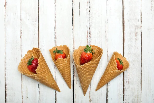 Morangos em cones de waffle — Fotografia de Stock