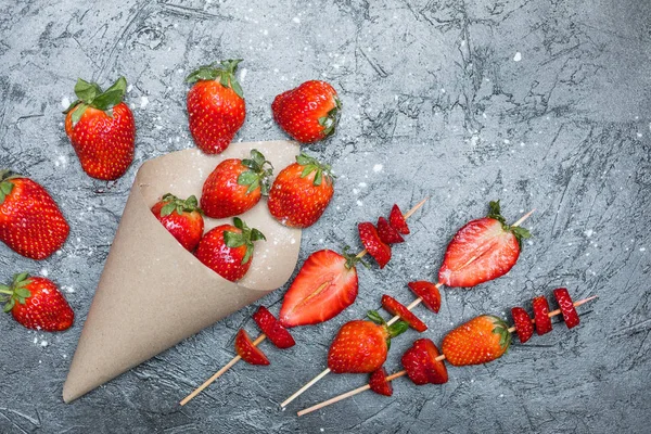 Strawberries on wooden skewers — Stock Photo, Image