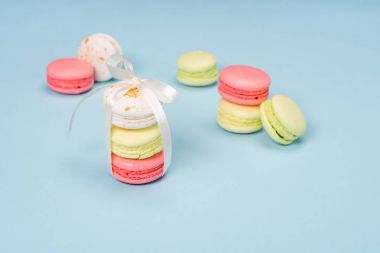 Macarons hediye için Beyaz kurdele ile bağlama