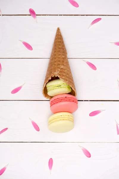 Macarons frescos feitos à mão em cone de waffle — Fotografia de Stock