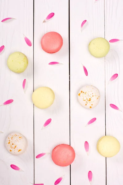 Macarons pattern with pink petals — Stock Photo, Image