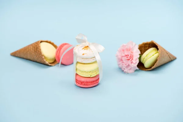 Macarons árukapcsolás ajándék fehér szalaggal — Stock Fotó