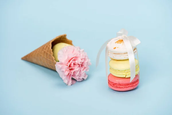 꽃과 와플 콘과 함께 Macarons — 스톡 사진