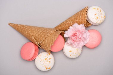 Pembe ve beyaz macarons gözleme koni içinde