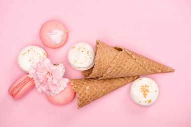 Pembe ve beyaz macarons gözleme koni içinde