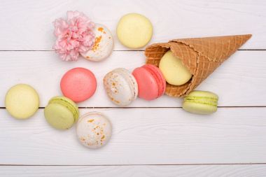 Tatlı macaroons ve gözleme koniler yığını