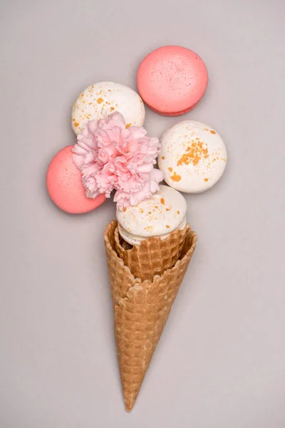 Macarons frescos em cones de waffle — Fotografia de Stock