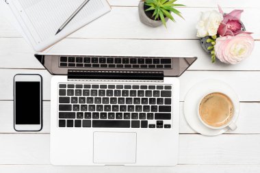Laptop ve kahve masasında