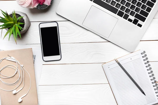 Laptop e smartphone na mesa — Fotografia de Stock