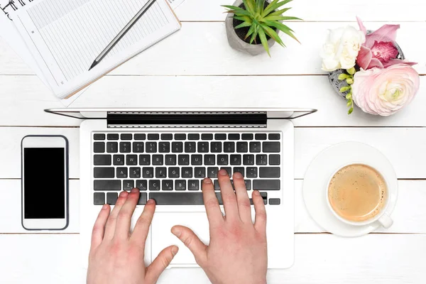 Laptop dan secangkir kopi di meja — Stok Foto