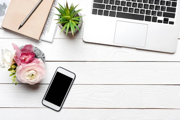 Laptop und Smartphone auf dem Schreibtisch — Stockfoto