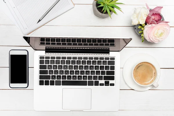 Portátil y taza de café en el escritorio — Foto de Stock