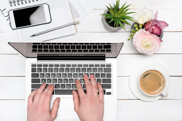 Laptop e xícara de café na mesa — Fotografia de Stock